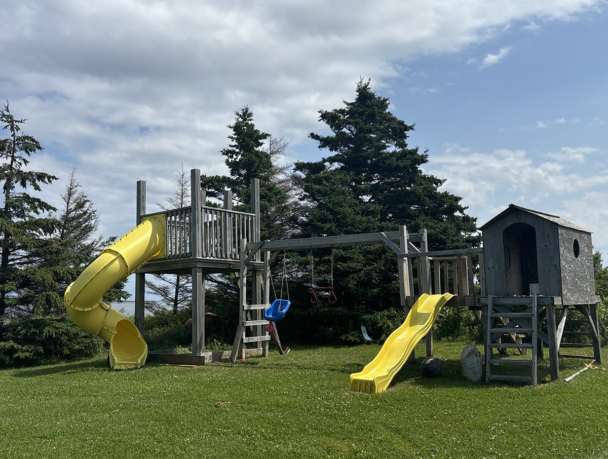 Your children can enjoy a jungle gym with two slides, swings and a clubhouse.